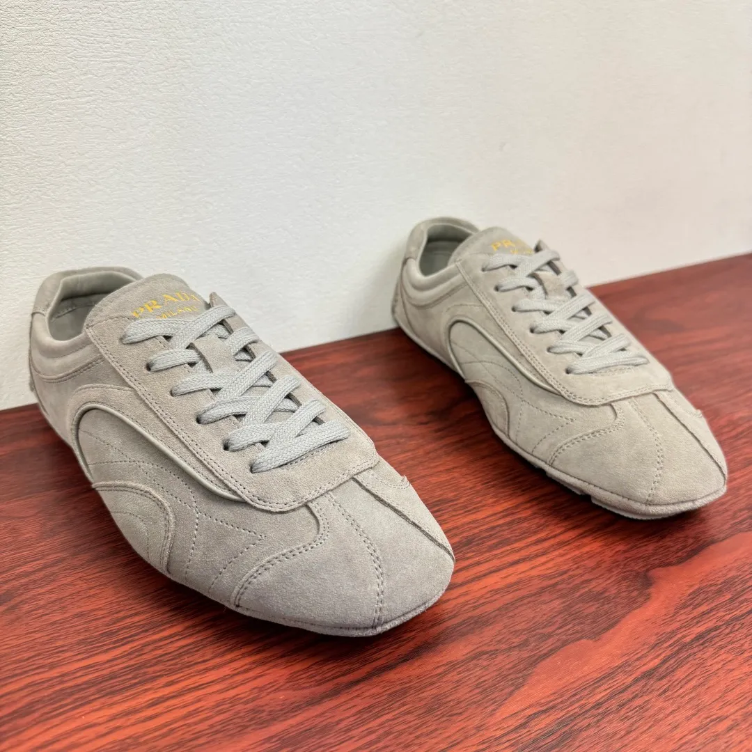 Batch 780 Prada/Prada Montecarlo Re-Edition 2005 Nappa sheepskin/nubuck leather sneakers, men's men's men's shoes for easy shipping! Featuring an antique finish, these sneakers combine style and comfort in a sophisticated and innovative design. The silhouette inspired by driving shoes is soft and flexible, and the deconstructed sole gives it a lightweight look and smooth aesthetic. Prominent top stitching enhances the sporty soul of this hybrid sneaker. It is paired with a lightweight and flexible rubber sole, a visible convex sole pattern embellishment, and a wrapped insole. The whole package! Size: 39-40-41-42-43-44 Leather shoe size Item number: 4E1165 Matte gray